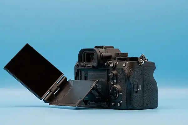 نمای نزدیک بدنه دوربین Sony A7 V Mirrorless Camera
